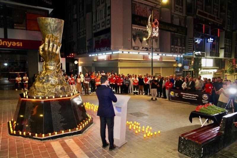 Avcılar'da 17 Ağustos Marmara Depremi'nde Yaşamını Yitirenler Unutulmadı