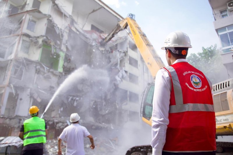 Avcılar'da Metruk Binaların Yıkımına Başlandı