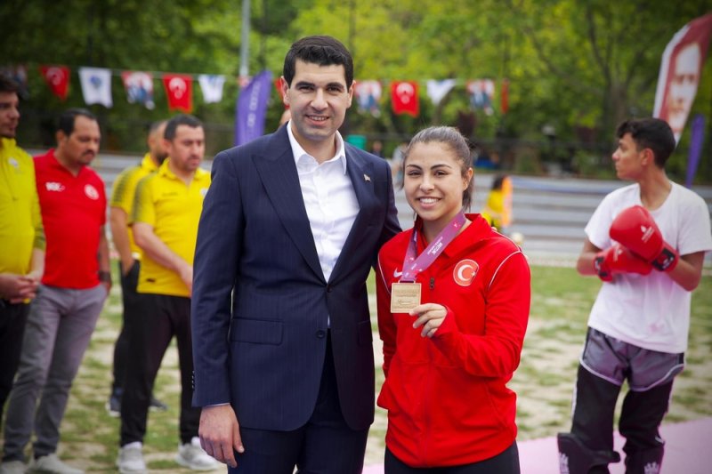Avcılarlı Delal Avrupa Şampiyonu Oldu, Sevincini Çaykara ile Paylaştı